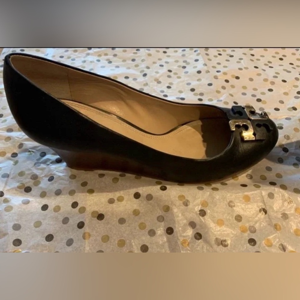 Tory Burch Lowell Wedge Pump w/ Gold Tone Logo- 9.5 - Picture 3 of 6
